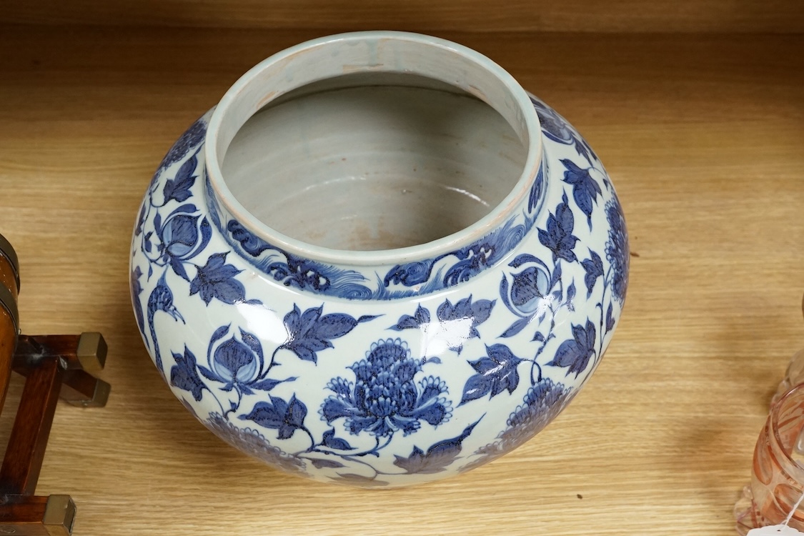 A large Chinese blue and white floral jar, 29cm high